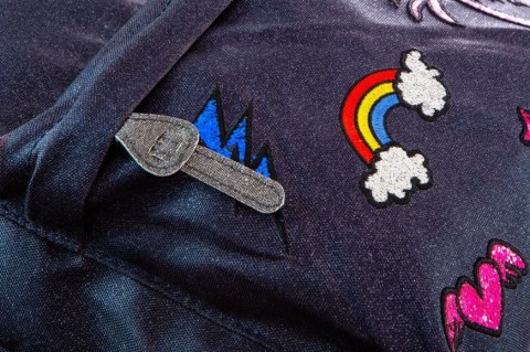 COOLPACK - HIPPIE - PLECAK MŁODZIEŻOWY - SPARKLING BADGES JEANS COOLPACK - HIPPIE - PLECAK MŁODZIEŻOWY - SPARKLING BADGES JEANS