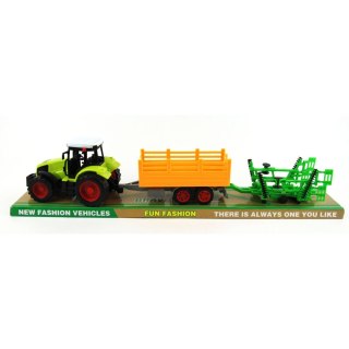 TRAKTOR Z PRZYCZEPAMI POD KLOSZEM